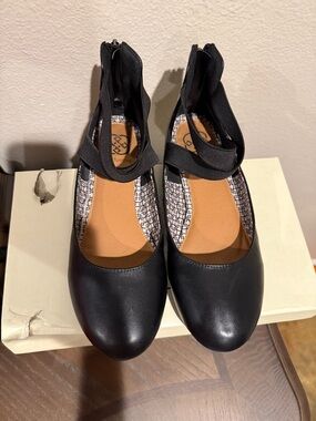 Daisy Fuentes Black Ankle-Strap Pumps